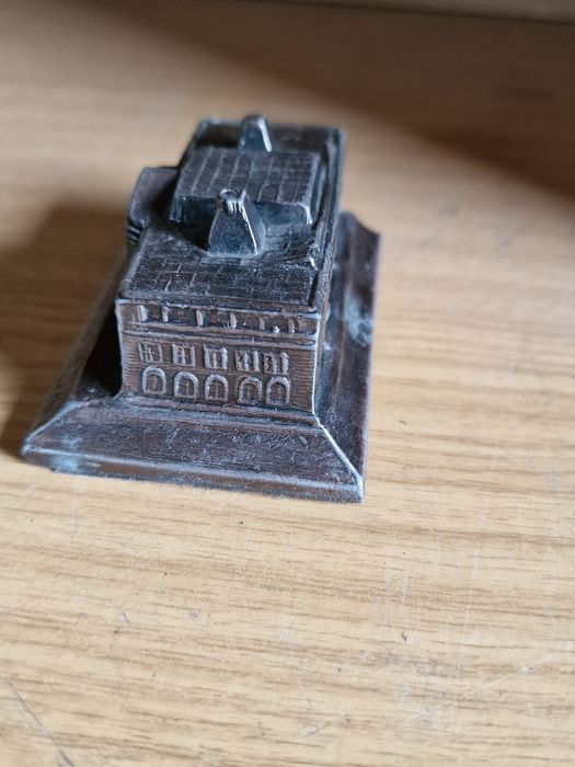 Metalowa figurka biały dom