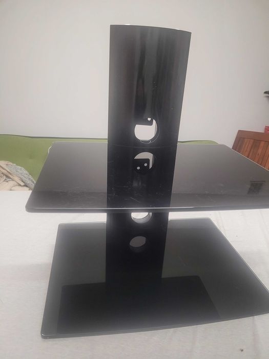 Wiszące półki na ścianie pod telewizor.