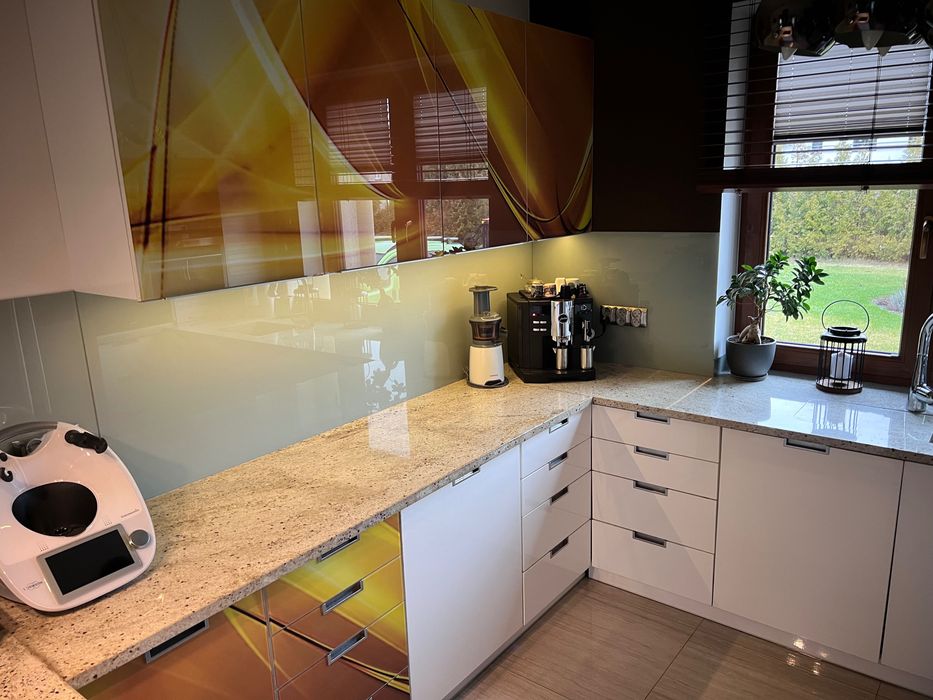 Meble kuchenne, z kamiennymi blatami, białe lakierowane, okucia Blum