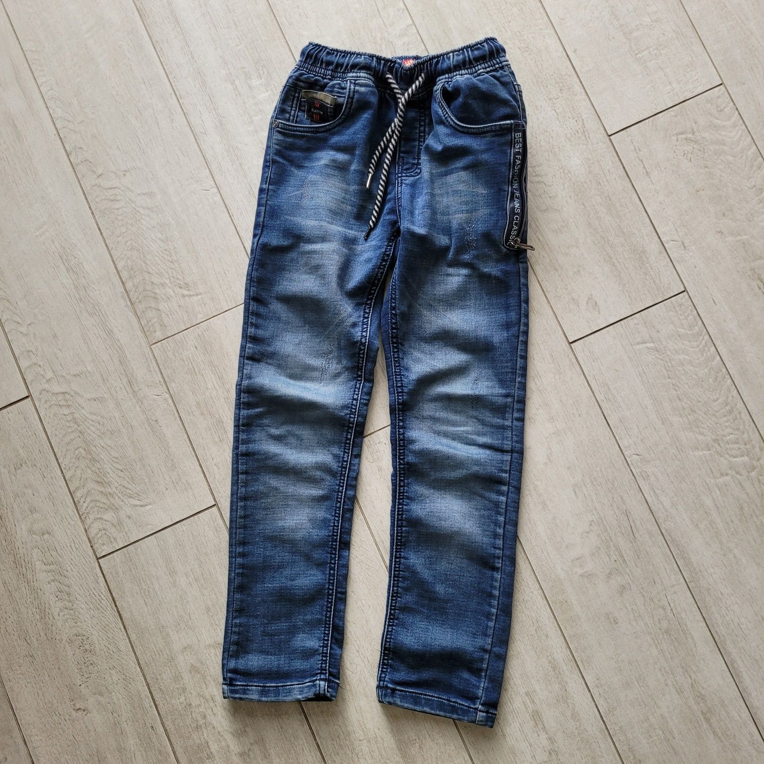 Spodnie jeansy 122-128 niebieskie granatowe 
Rozmiar 122-128