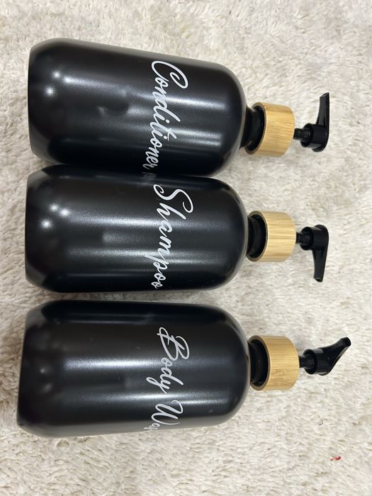 Бутылочки в ванную пластиковые с бамбуковой крышкой.