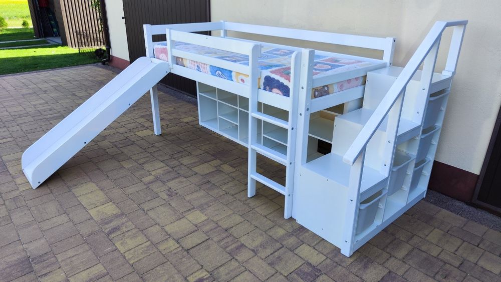 Łóżko dziecięce że zjeżdżalnią i szafkami Polecam