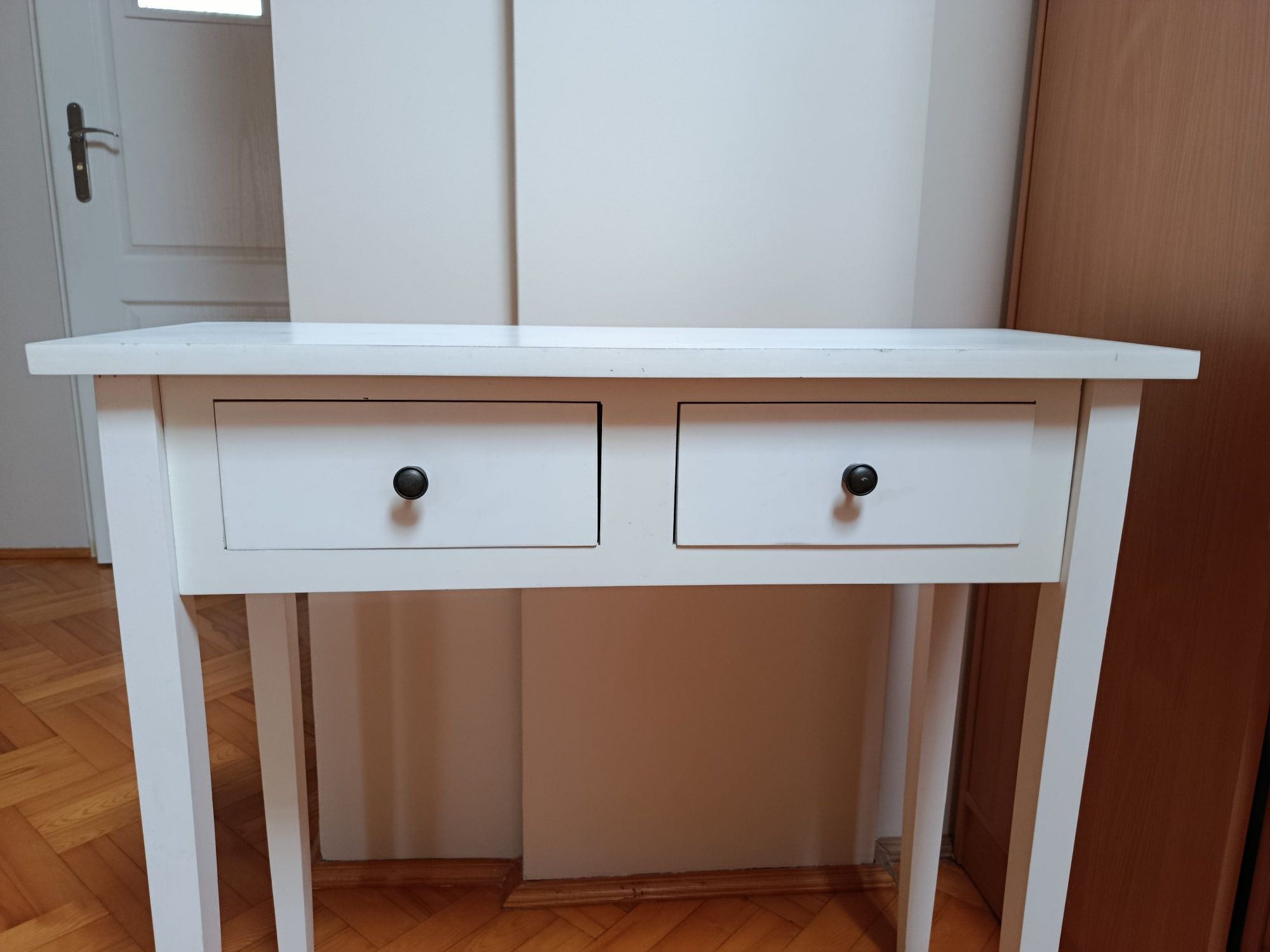 Biała toaletka z szufladami