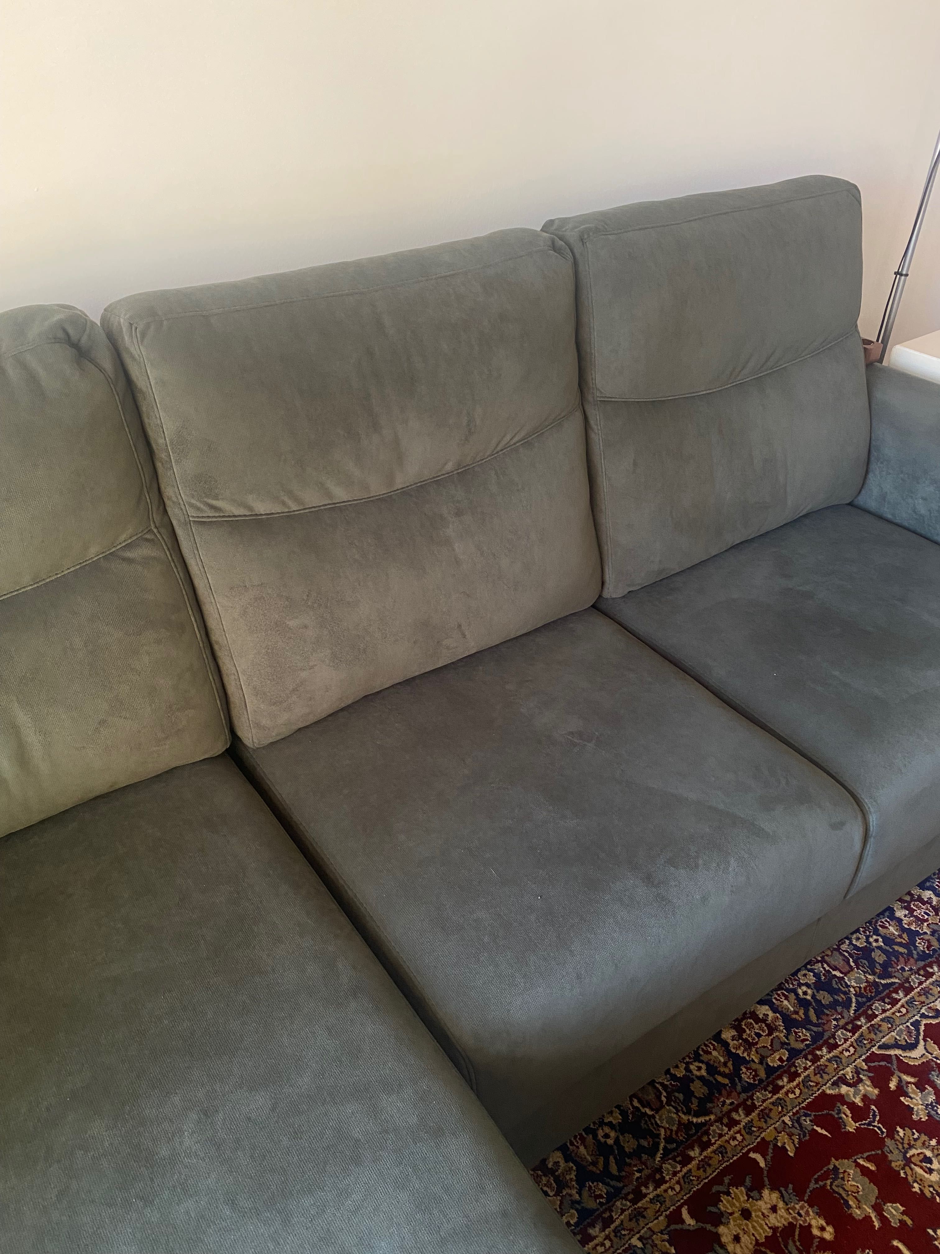 Sofá verde como novo com chaise longue