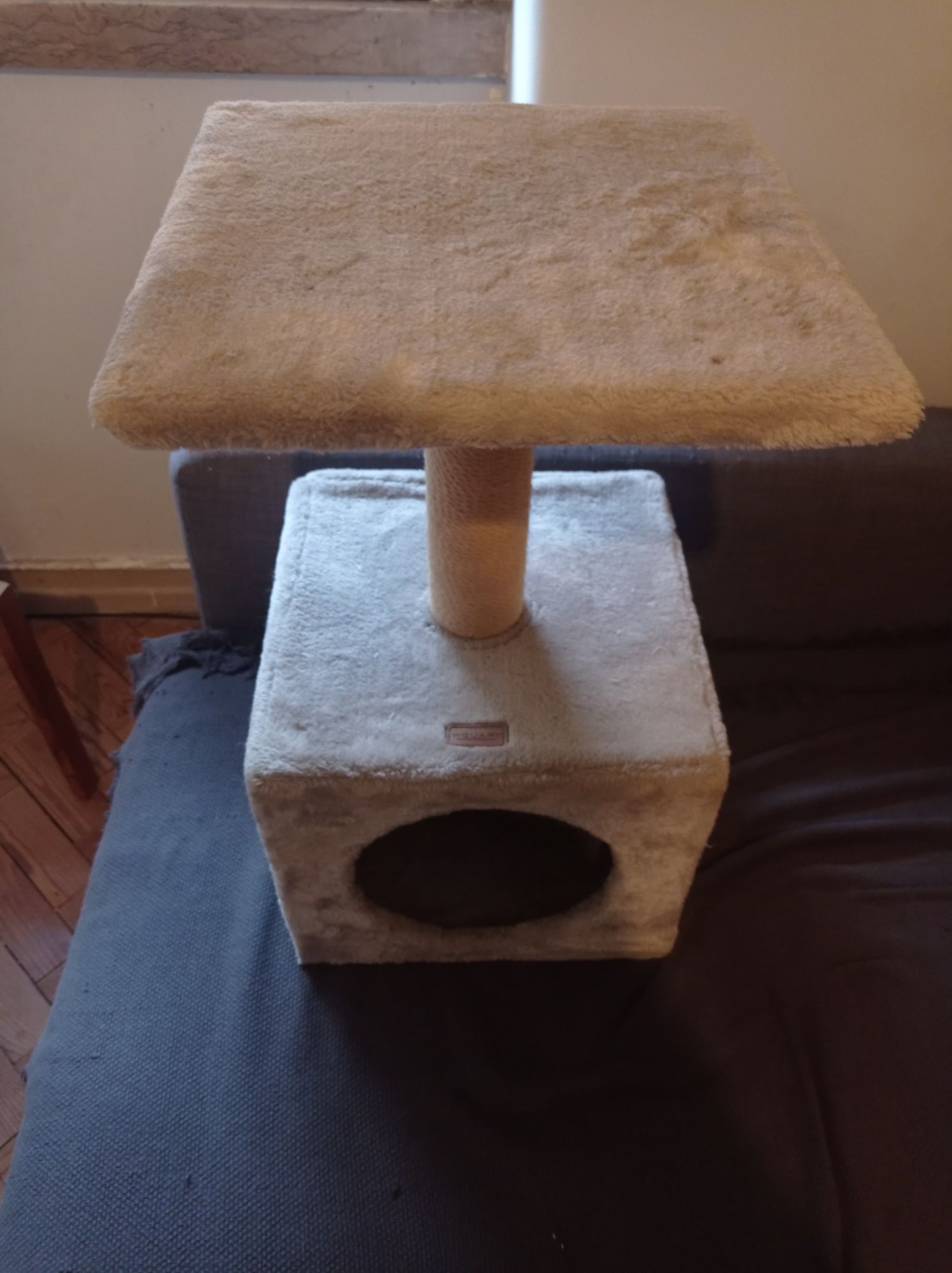 Arranhador Cinza com Abrigo