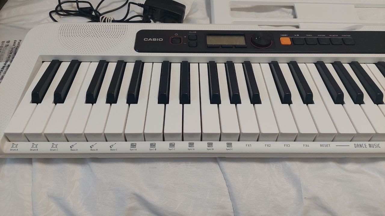 Синтезатор Casio CT-S200 White + Стійка SoundKing.