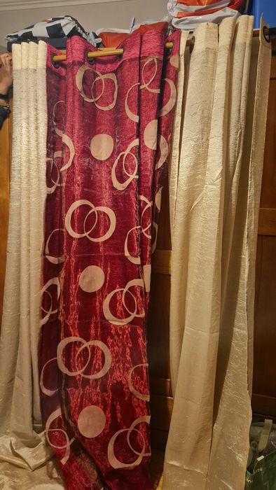 Cinco cortinas beges e bordô