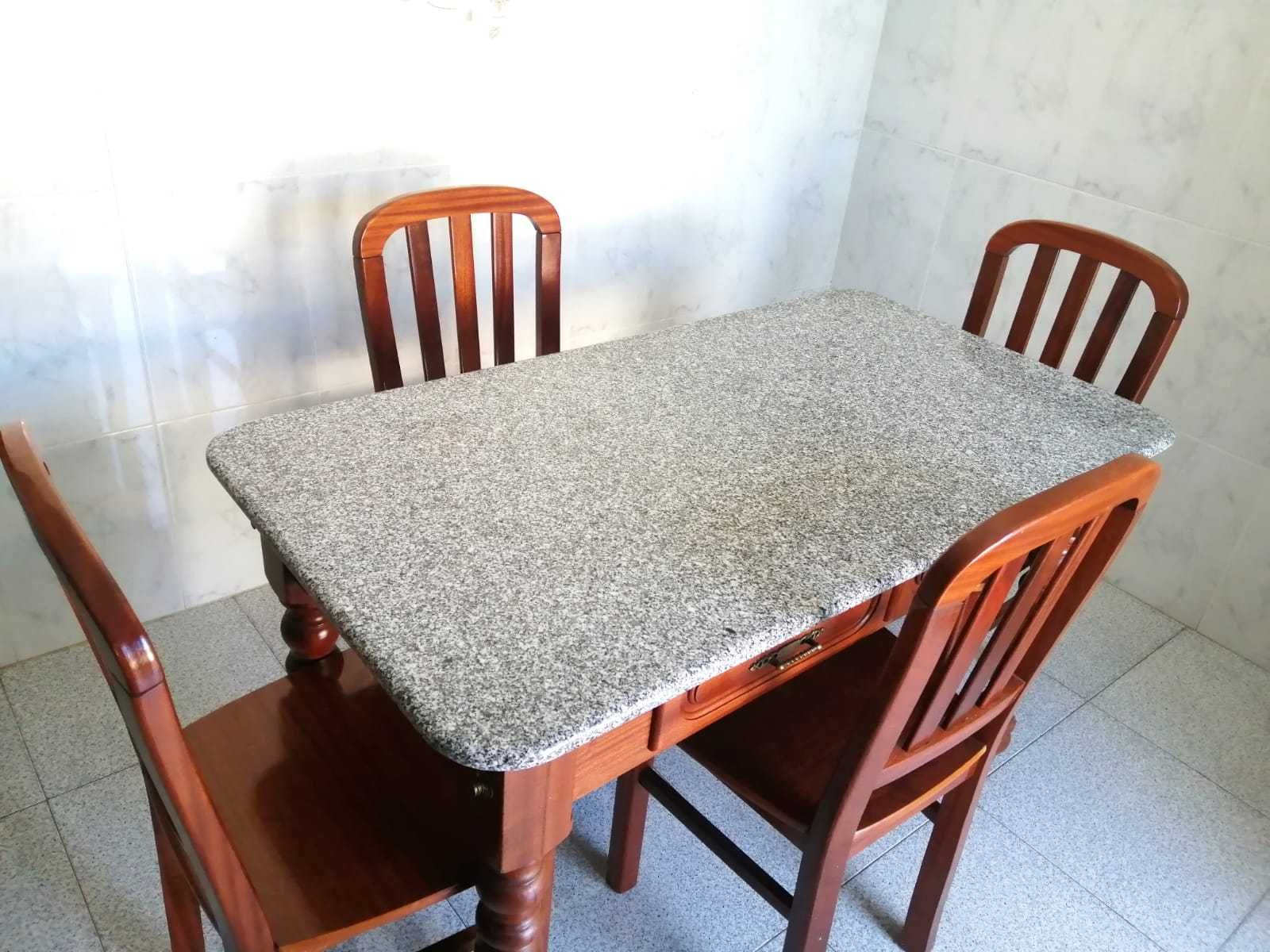 Mesa de cozinha com cadeiras