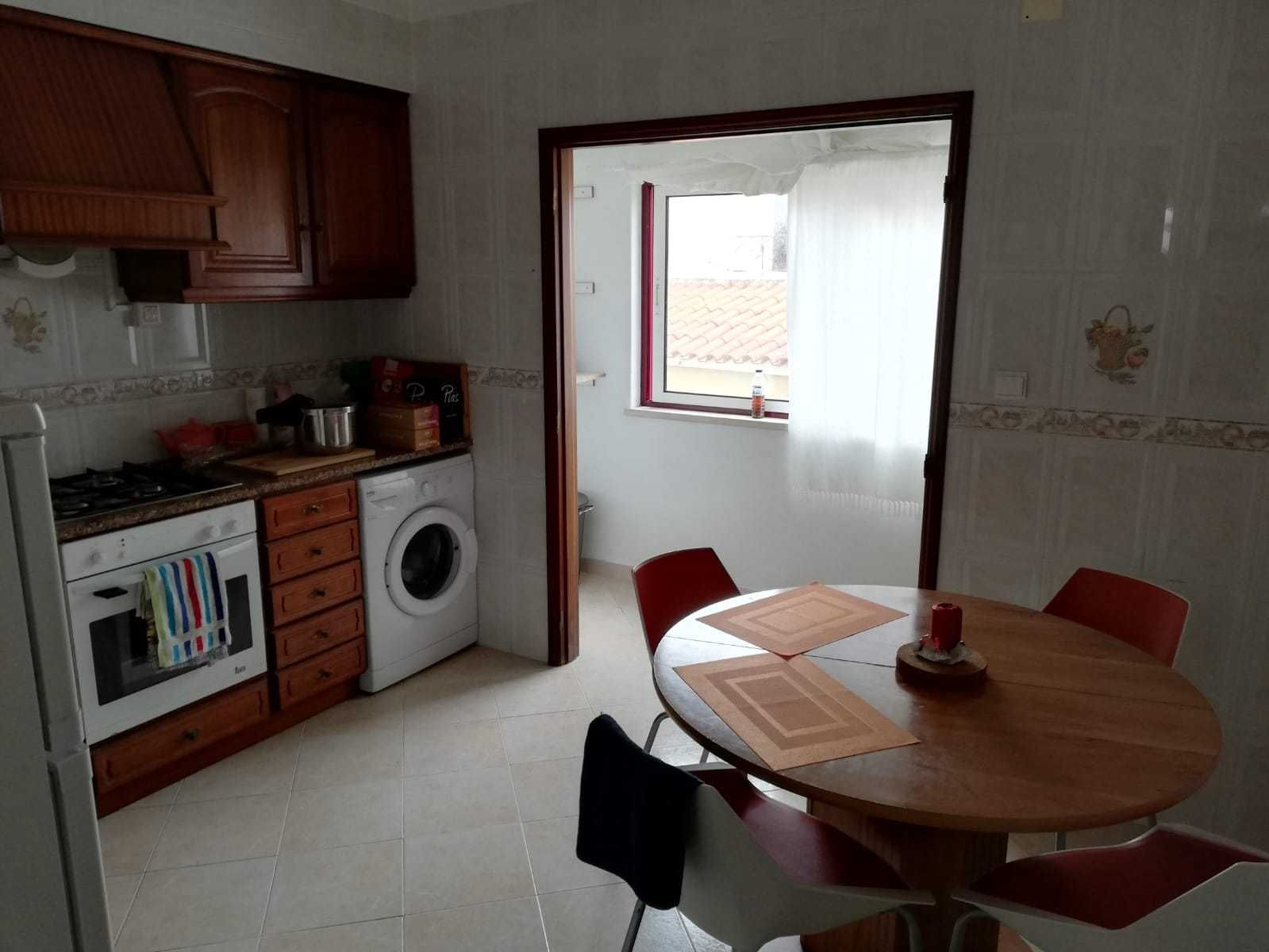 T2 Com Garagem / Centro Atouguia / Ao ano