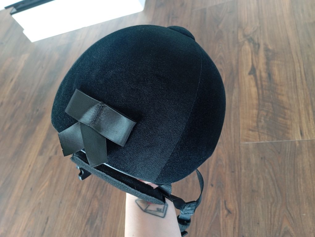 Kask jeździecki S zestaw skarpety bat