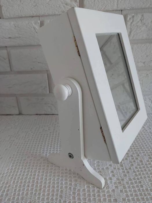 Szafka na biżuterię.