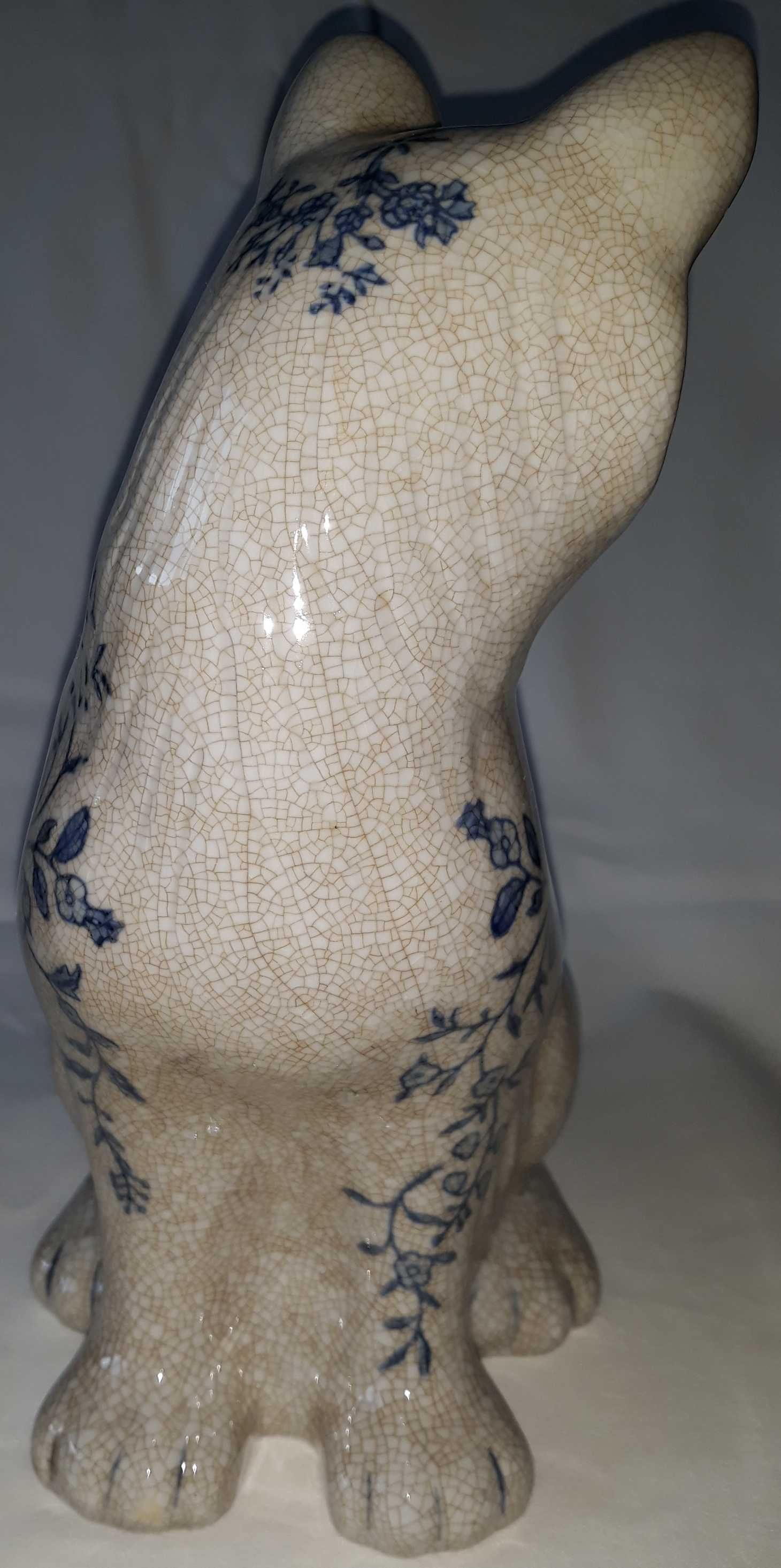 porcelanowa figurka kot