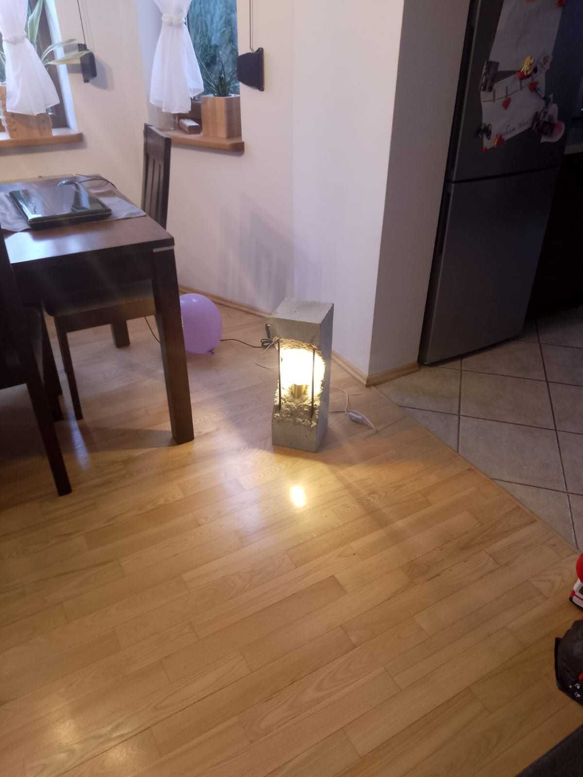 lampa betonowa duża