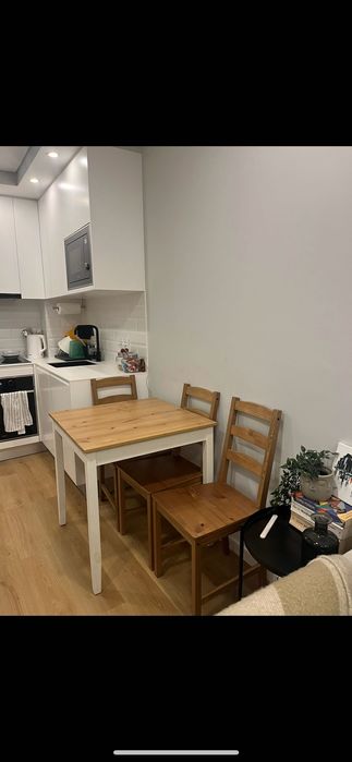 A mesa de jantar vem com 3 cadeiras.