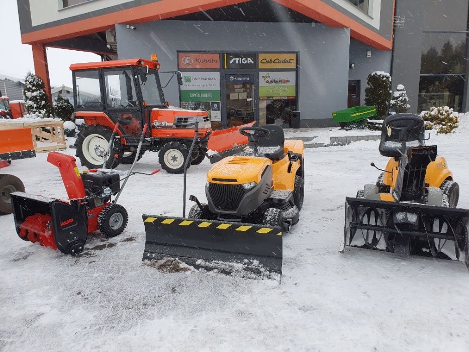 Traktor z pługiem odśnieżarka Akcja zima z Trak-Tom Sprzęt różnej mocy