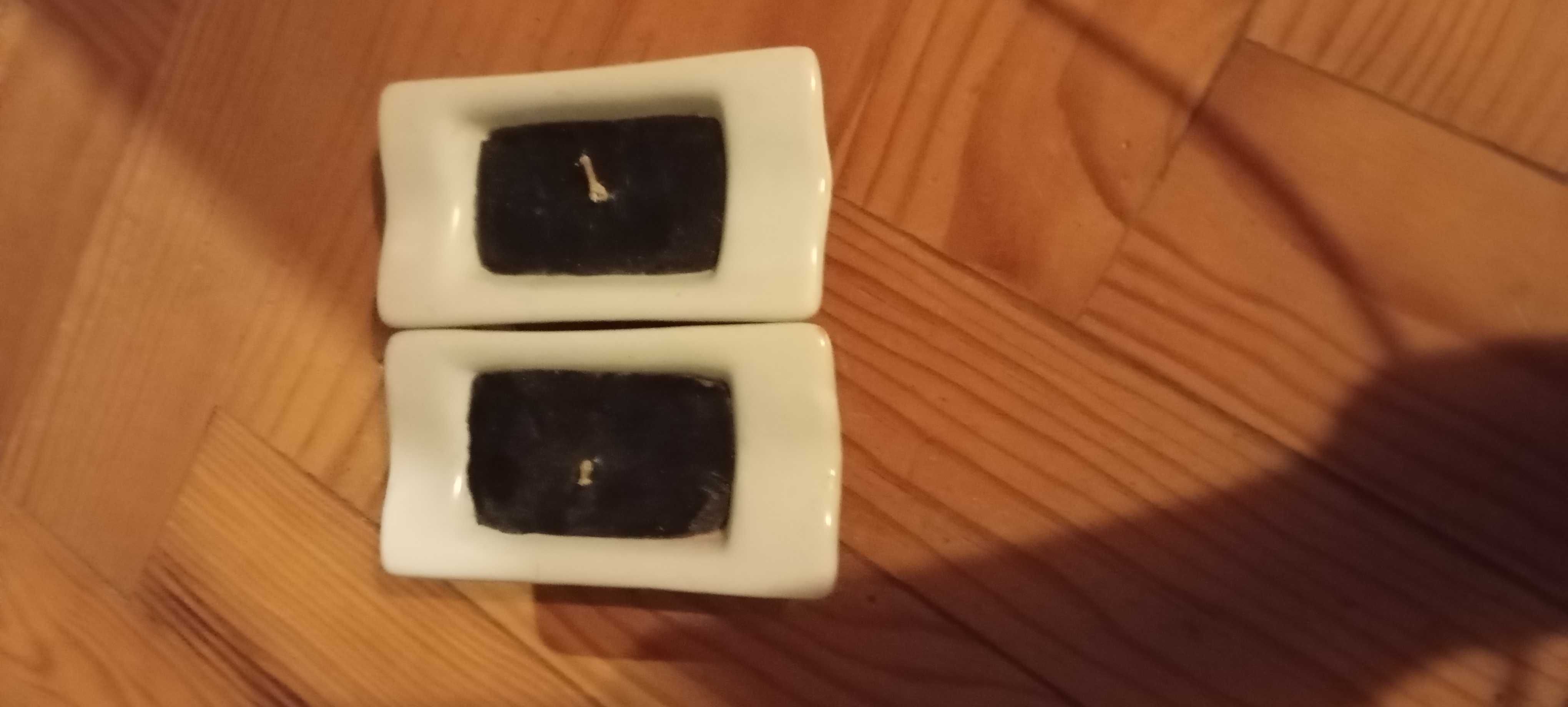 2 pequenos castiçais com vela