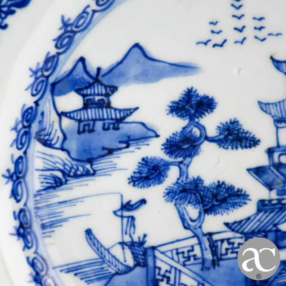 Prato oitavado porcelana China, dec. pagodes, Qianlong, séc. XVIII