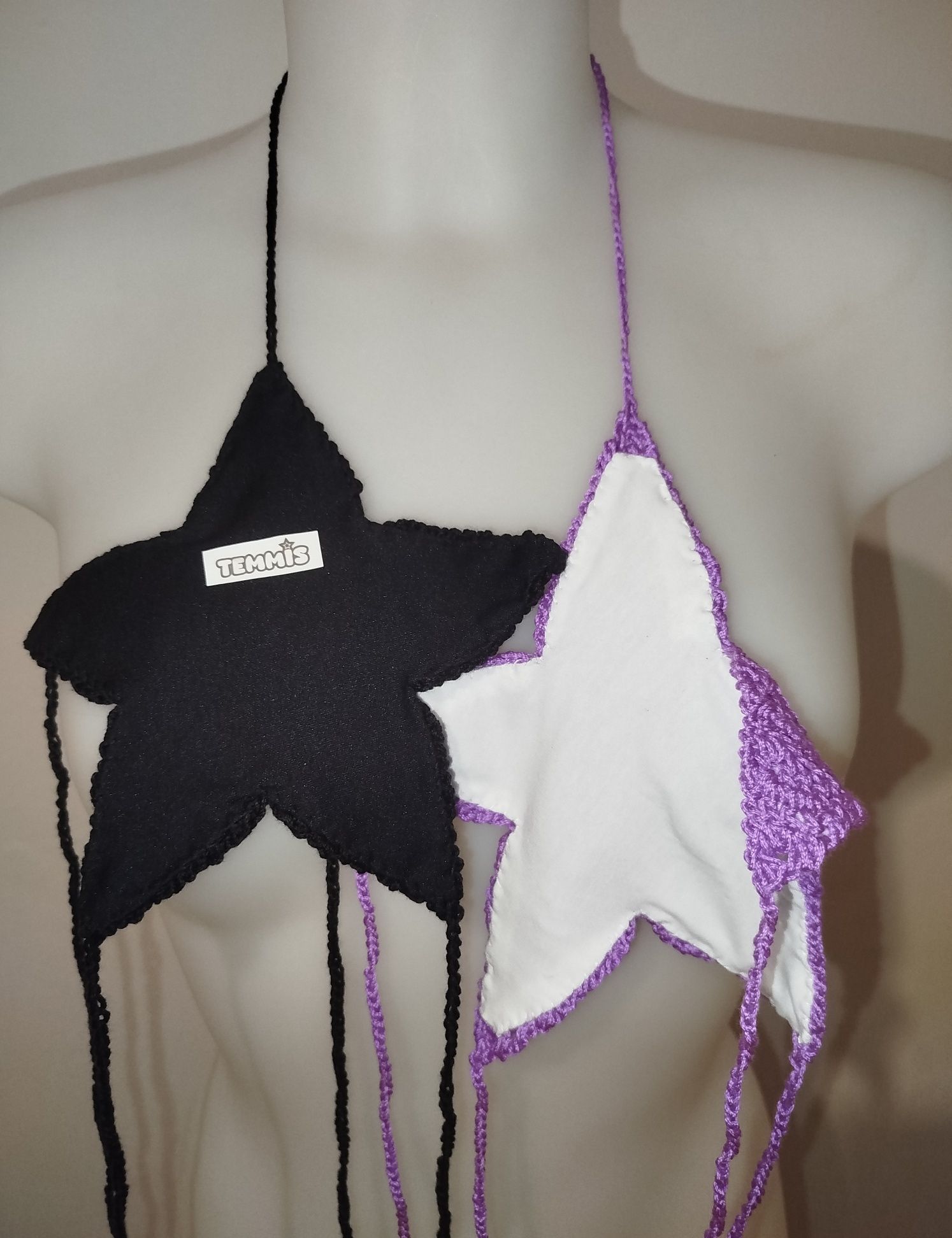 Top estrela de crochê preto e roxo.