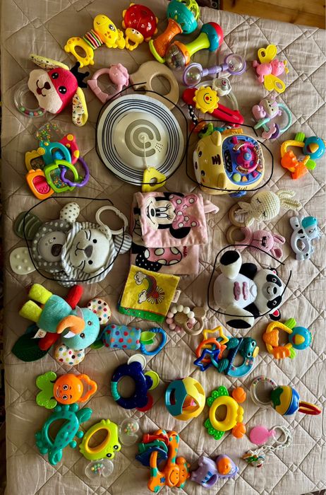 Лот іграшок для найменших