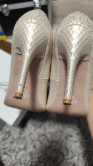 Szpilki jasne świecące beżowo złote