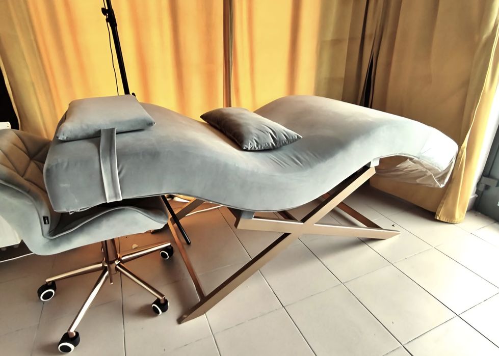 Wyprofilowane łóżko kosmetyczne Figuratti złota rama