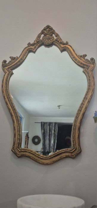 Lustro ścienne w złoconej ramie