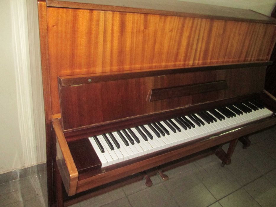 Пианино "Украина" светло- коричневое.