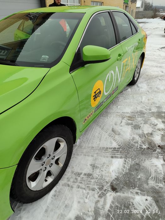 Аренда Toyota Camry Hybrid c брендом uklon