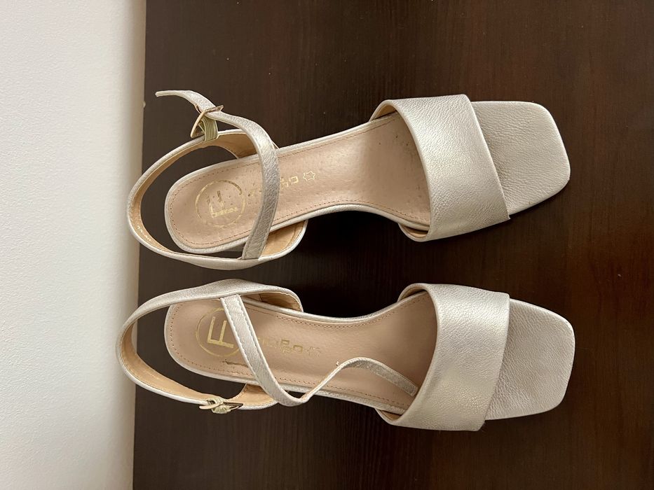 Sandałki na słupku 38 kolor złoty/perłowy