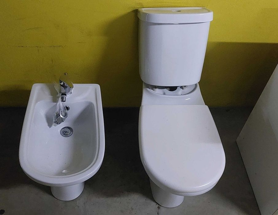 WC _ Móvel c/ pedra, lavatório, Bidé e sanita c/ reservatório.