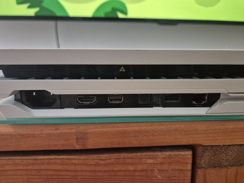 PlayStation 4 PRO Branca – 1 comando incluído