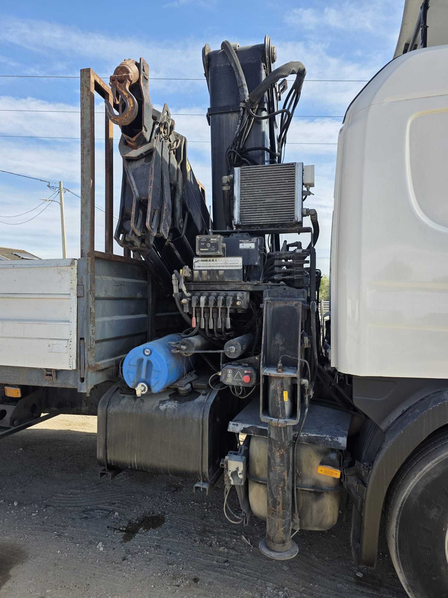 Carro com grua em bom estado