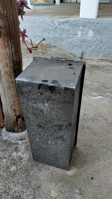 Vendo caixa ou floreira lacada  em ferro