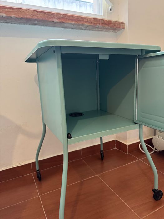 Mesa cabeceira metalica