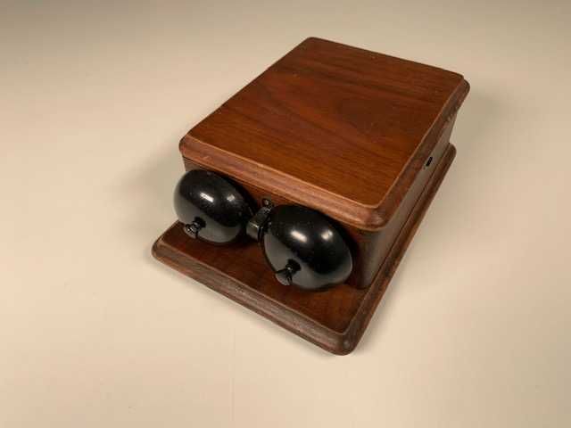 Telefone antigo (anos 30/40) a funcionar.