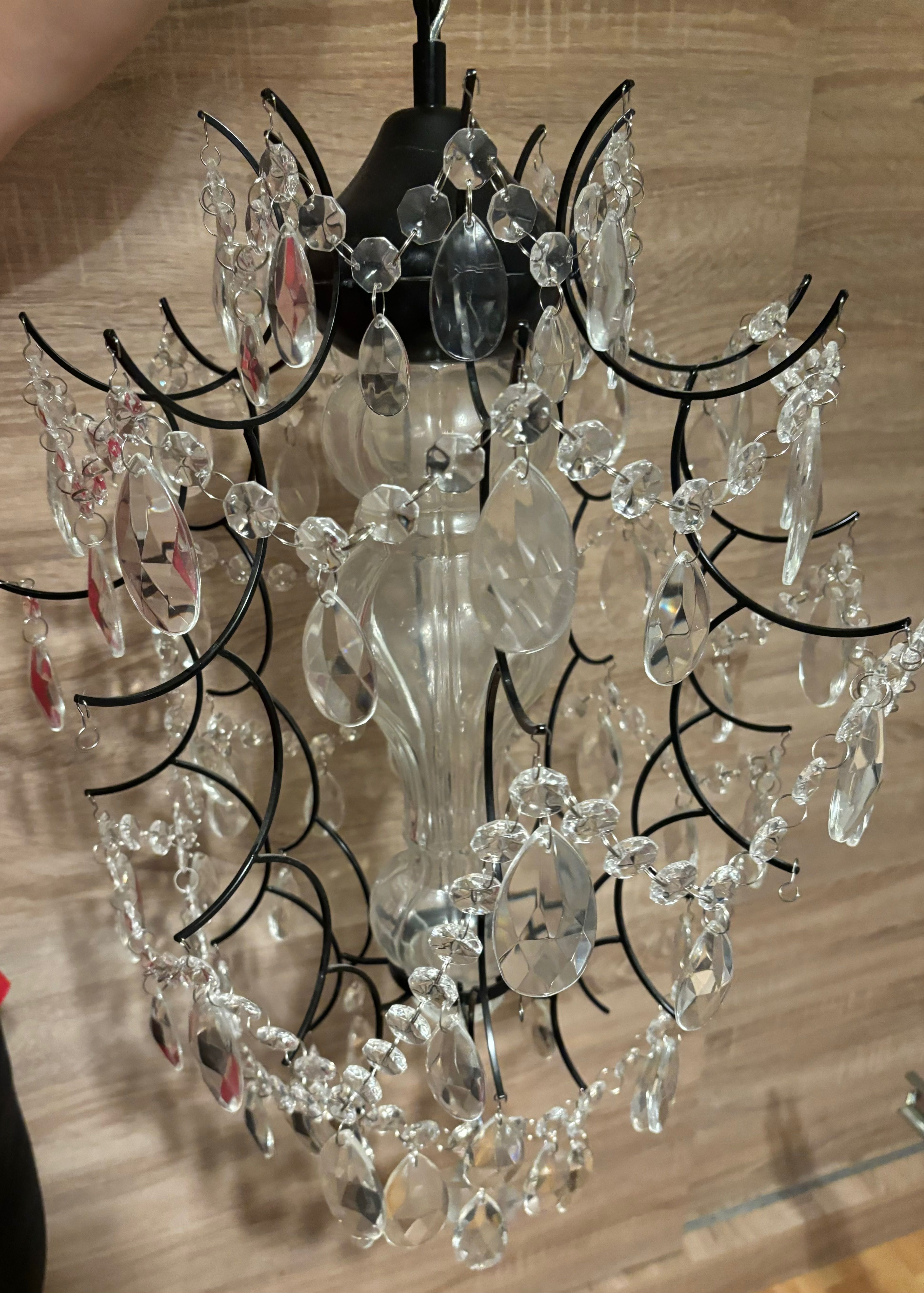 Elegancka lampa z kryształkami