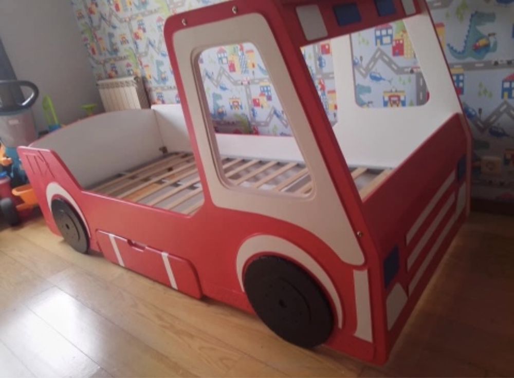 Cama infantil com estrado