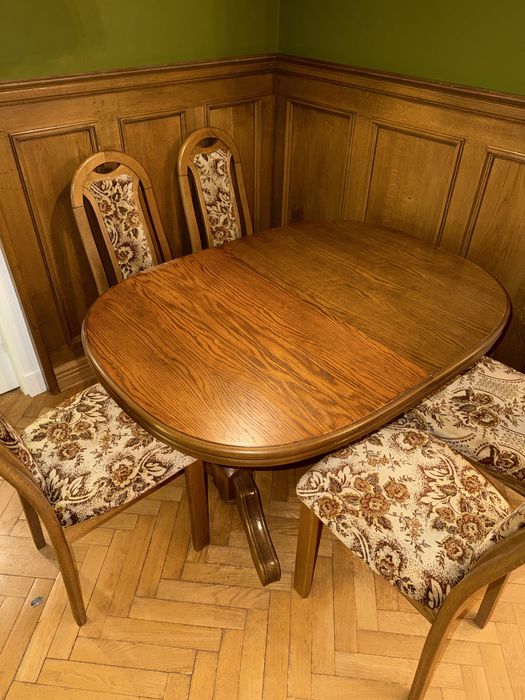 Rozkładany stół z krzesłami