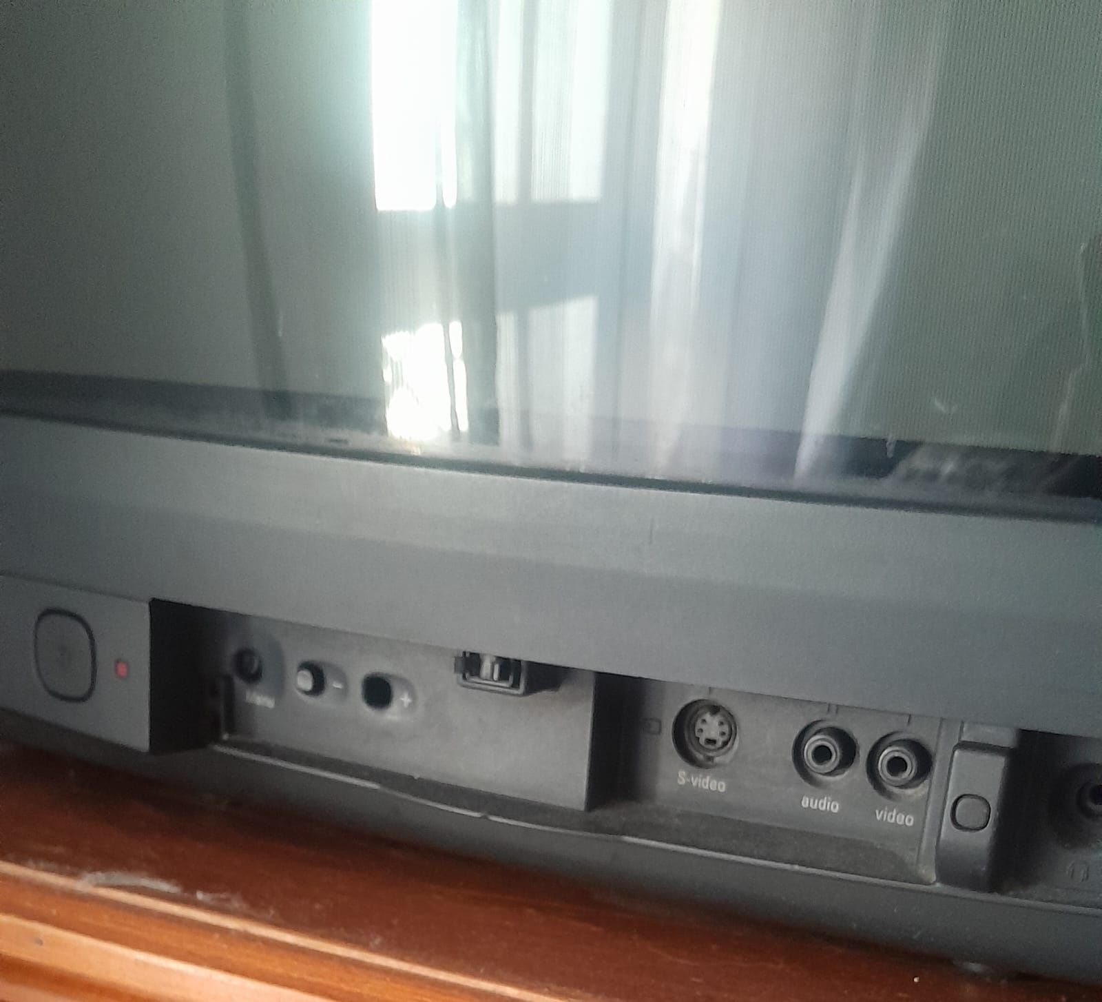 Televisão CRT antiga