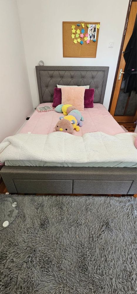 cama com cabeceira e guarda roupas