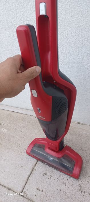 Aspirador vertical AEG sem carregador