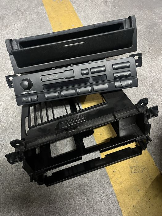 Radio para bmw e 46 em boas condicoes tb segue a gaveta de encaixe