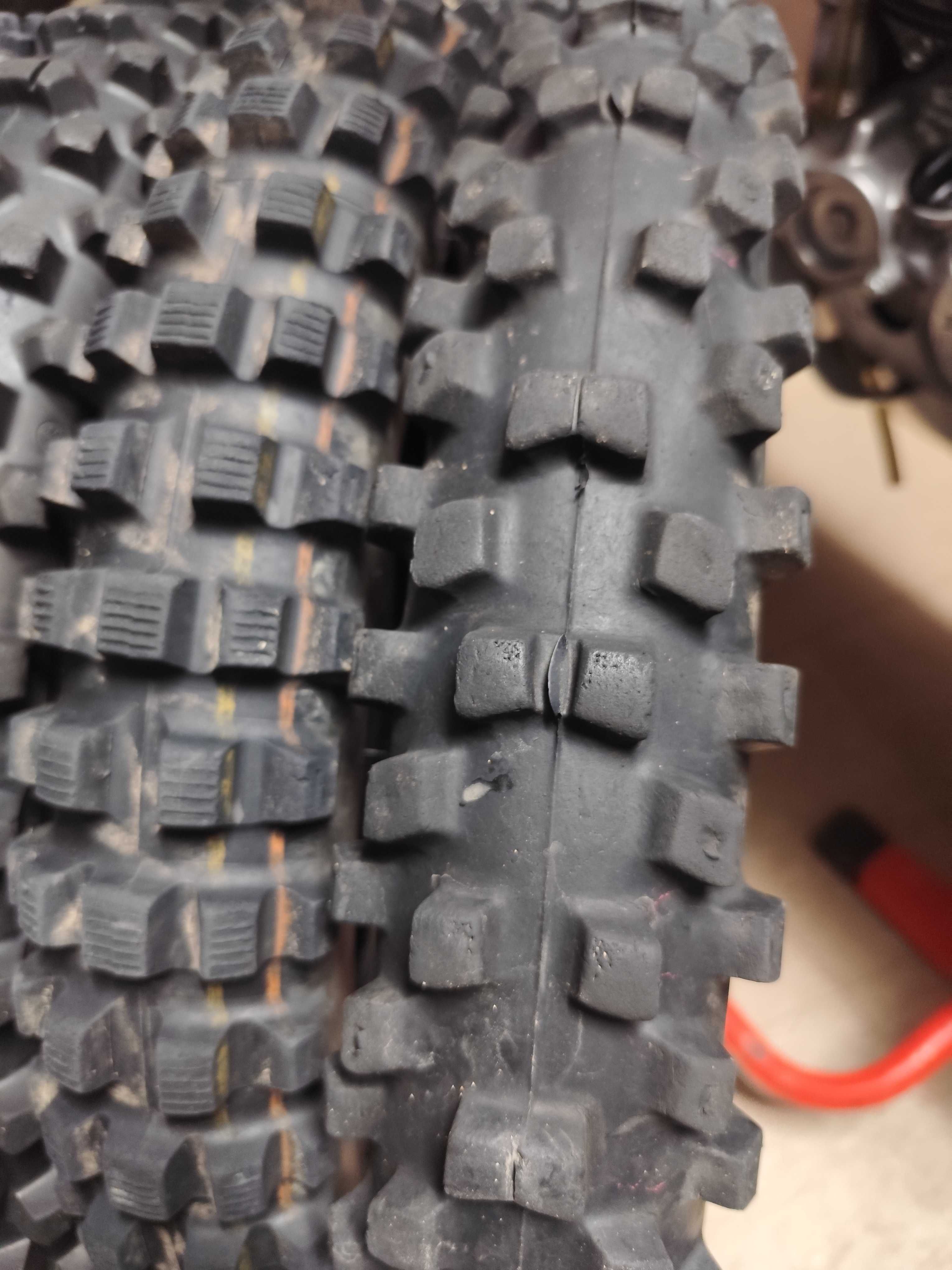 Pneus de motocross e enduro