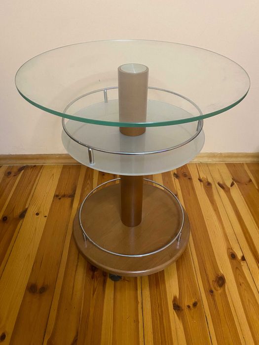 Szklany stolik kawowy na kółkach