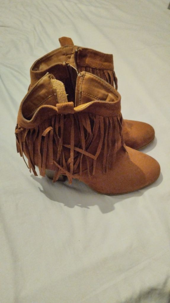 Botas camel com franjas