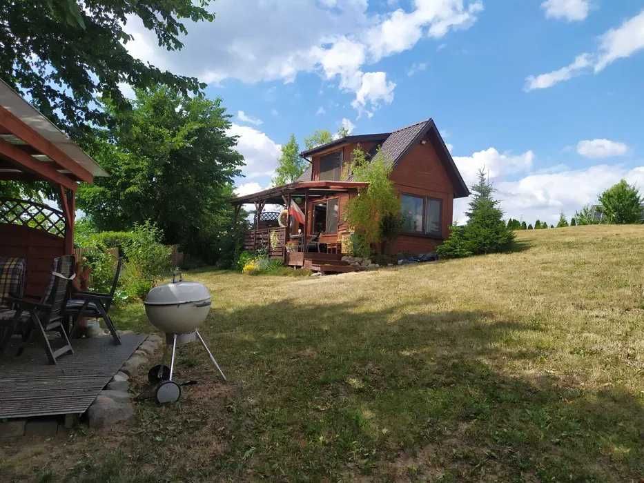 Domek nad jeziorem z działką, linią brzegową i pomostem