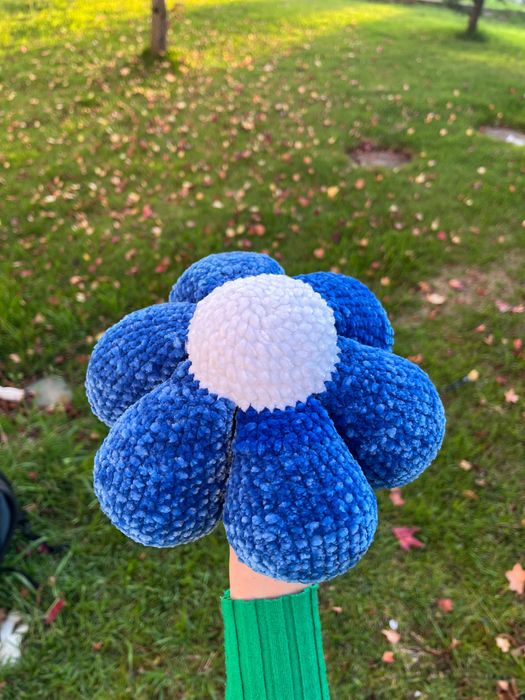 Almofada decorativa de flor em crochet