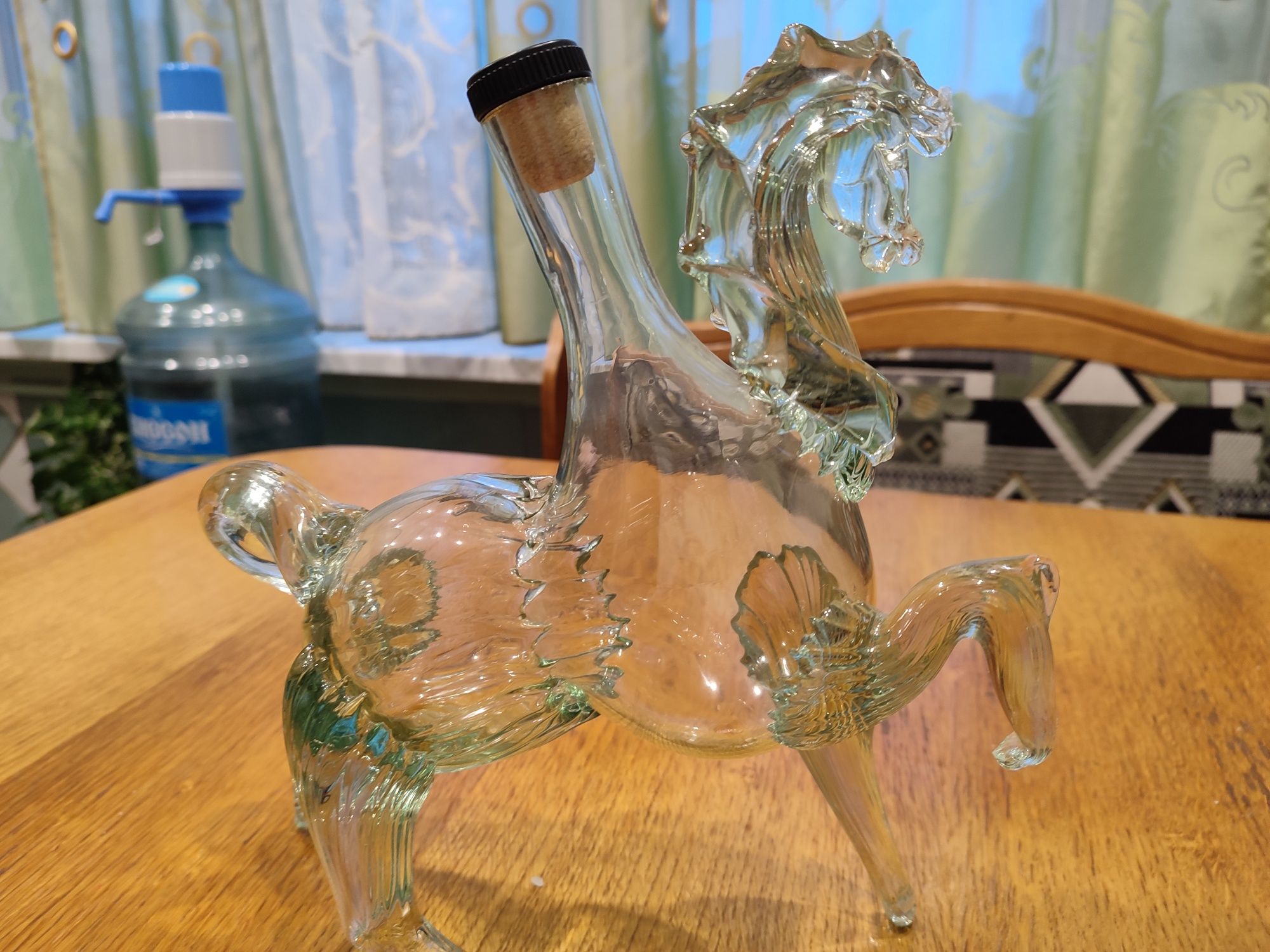 Продам сувенирную бутылку Лошадь.