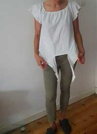 Biała bluzka z krótkim rękawem. 
Możliwość wiązania lub noszenia luźn