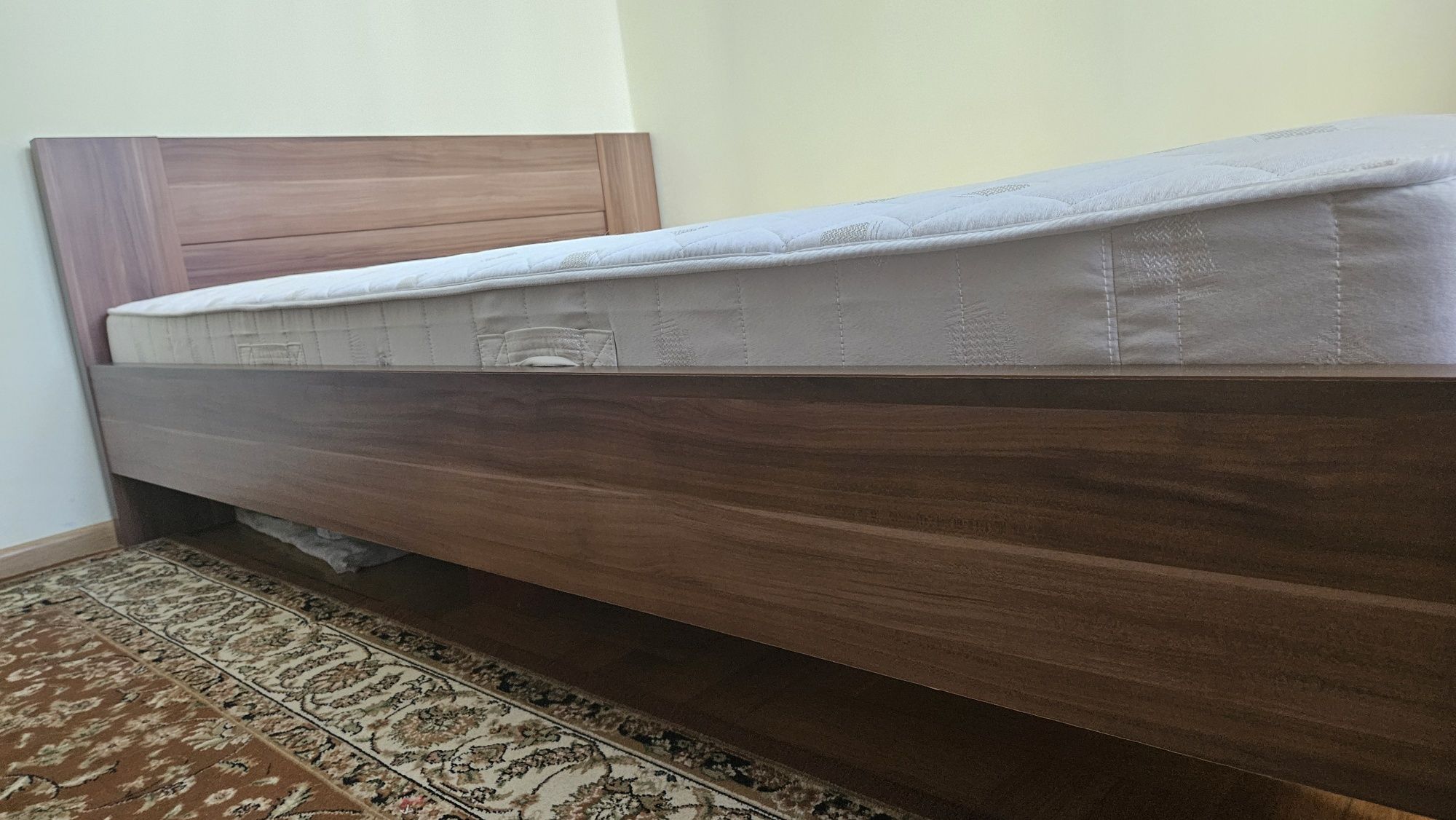 Łóżko 140x200  plus materac (sprężynowy) 

Wymiary łóżka 
Szerokość 14